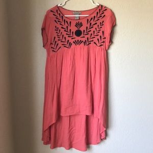 Coral high low stitched shirt! Size S/M